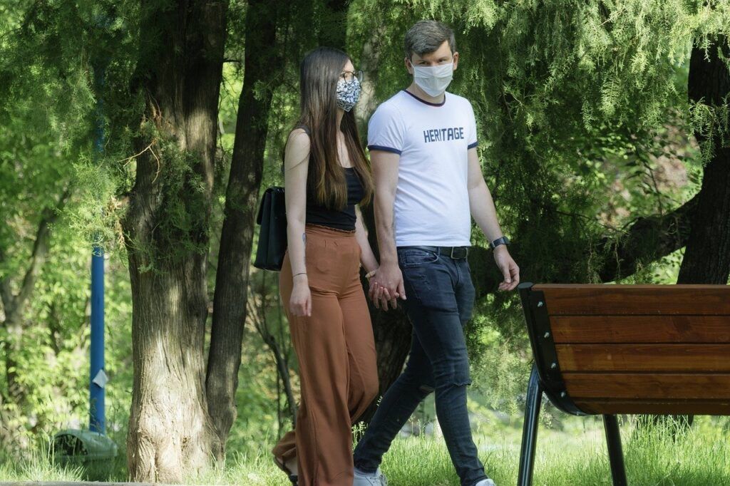 Personas con mascarilla